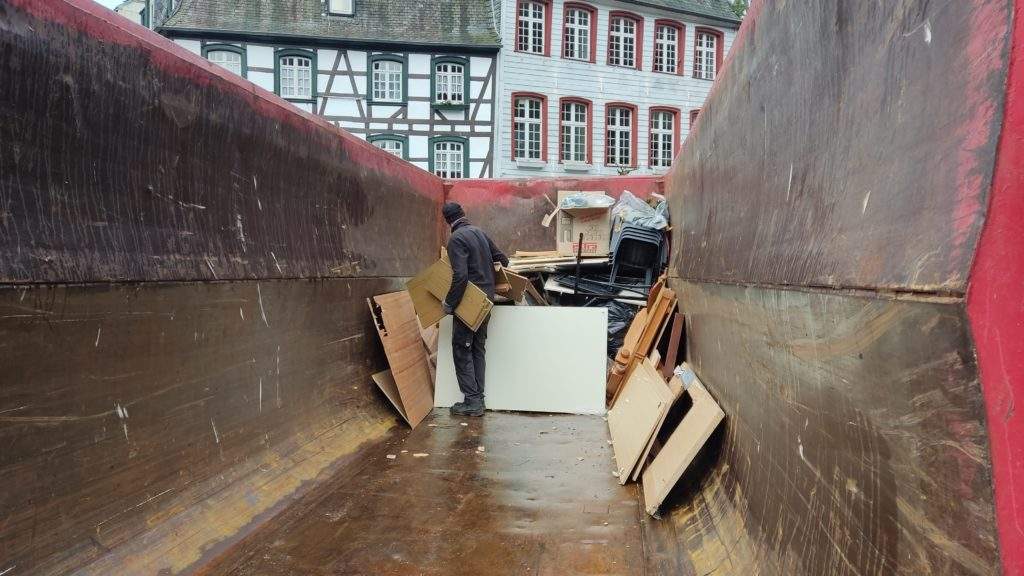 Entrümpelung, Entrümpelungsarbeiten. Ein riesiger Container wird befüllt in Monschau.